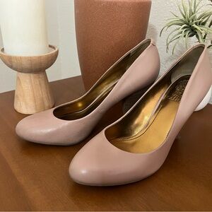Vince Camato nude pumps
